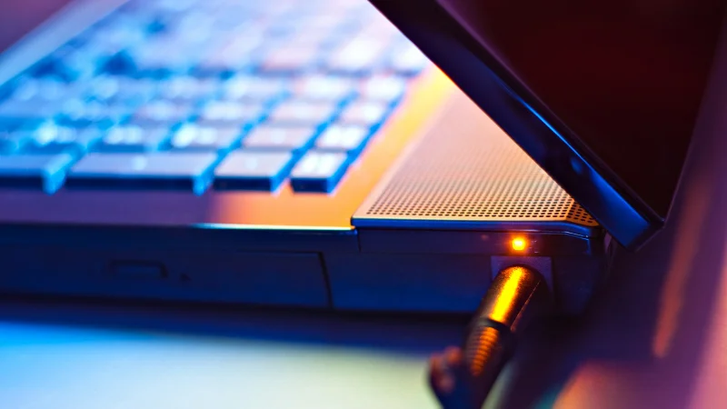ᐅ 10 INFALLIBLE TRICKS to EXTEND the BATTERY LIFE of your LAPTOP 1 laptop battery